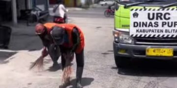 Petugas URC Kabupaten Blitar melakukan penambalan jalan berlubang jelang Lebaran 2026