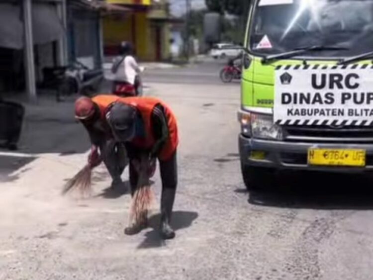 Petugas URC Kabupaten Blitar melakukan penambalan jalan berlubang jelang Lebaran 2026