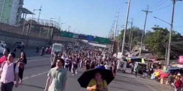 warga filipina jalan kaki ke kantor krisis bbm