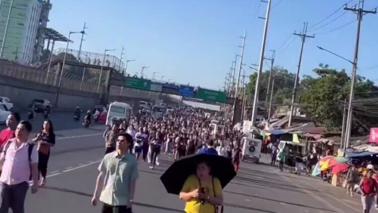 warga filipina jalan kaki ke kantor krisis bbm