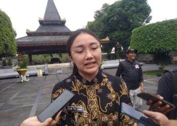 Wawali Blitar Elim Tyu Samba saat memberikan keterangan kepada awak media
