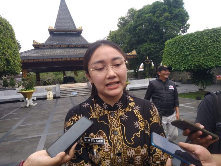 Wawali Blitar Elim Tyu Samba saat memberikan keterangan kepada awak media