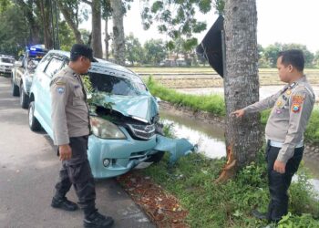 kecelakaan mobil xenia tabrak pohon di jombang rombongan halal bihalal