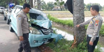 kecelakaan mobil xenia tabrak pohon di jombang rombongan halal bihalal