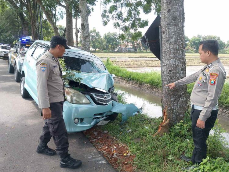 kecelakaan mobil xenia tabrak pohon di jombang rombongan halal bihalal