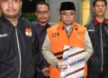 Yaqut Cholil Qoumas saat mengenakan rompi tahanan KPK sebelum dialihkan menjadi tahanan rumah