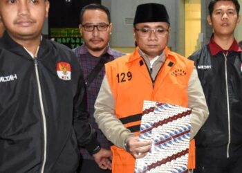 Yaqut Cholil Qoumas saat mengenakan rompi tahanan KPK sebelum dialihkan menjadi tahanan rumah
