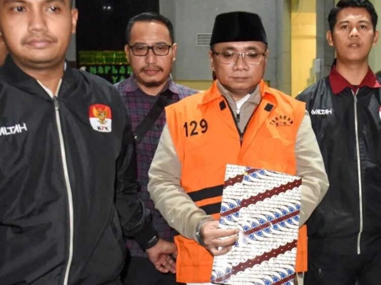 Yaqut Cholil Qoumas saat mengenakan rompi tahanan KPK sebelum dialihkan menjadi tahanan rumah