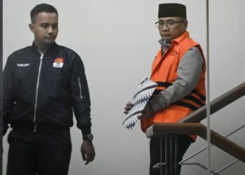 Yaqut Cholil Qoumas memakai rompi oranye KPK