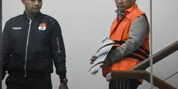 Yaqut Cholil Qoumas memakai rompi oranye KPK