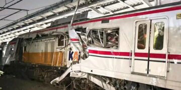Kondisi kereta api yang bertabrakan di Stasiun Bekasi. Foto: X @Merapi Uncover