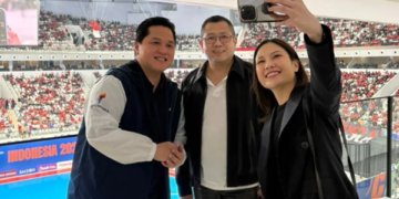 Hary Tanoe (tengah) berfoto dengan Erick Thohir (kiri). Foto: IG@hary.tanoesoedibjo