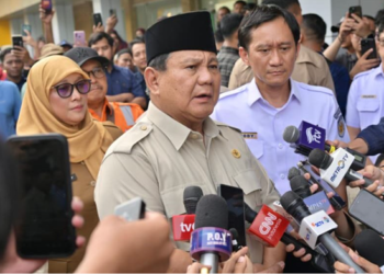 Presiden Prabowo Subianto memberikan keterangan pers kepada awak media di RSUD dr. Chasbullah Abdulmadjid, Kota Bekasi, pada Selasa, 28 April 2026. Foto: BPMI Setpres/Rusman