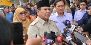 Presiden Prabowo Subianto memberikan keterangan pers kepada awak media di RSUD dr. Chasbullah Abdulmadjid, Kota Bekasi, pada Selasa, 28 April 2026. Foto: BPMI Setpres/Rusman