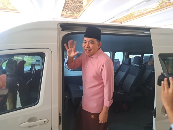 Bupati Jember, Muhammad Fawait saat menaiki Haice bersama Jajaran OPD dalam rangka efisiensi BBM