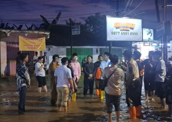 Bupati Jember, Muhammad Fawait saat meninjau banjir di sela giat Bunga Desaku di Kecamatan Mumbulsari
