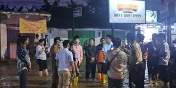 Bupati Jember, Muhammad Fawait saat meninjau banjir di sela giat Bunga Desaku di Kecamatan Mumbulsari