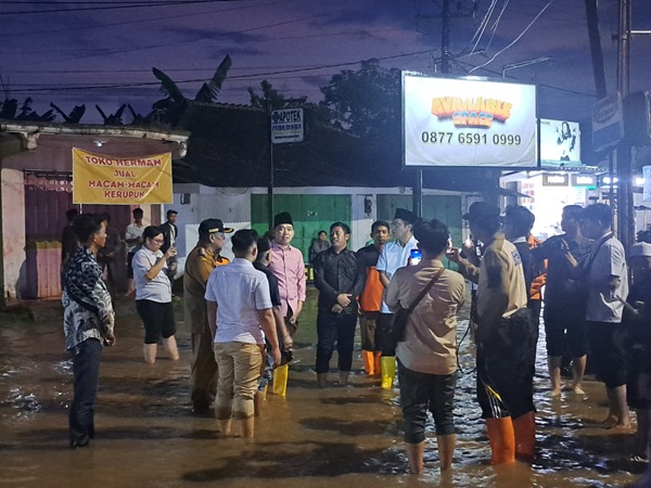 Bupati Jember, Muhammad Fawait saat meninjau banjir di sela giat Bunga Desaku di Kecamatan Mumbulsari