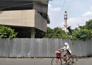 Bangunan alun-alun Kota Kediri yang mangkrak. Foto: bacaini/HTW
