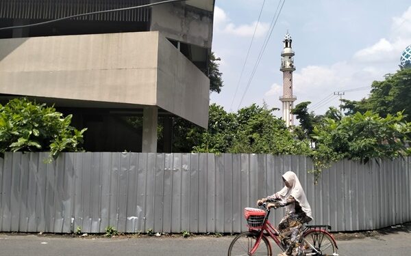 Bangunan alun-alun Kota Kediri yang mangkrak. Foto: bacaini/HTW