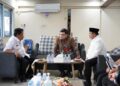 Pertemuan tiga bupati di pos pengamanan pertigaan Mengkreng. Foto: Humas