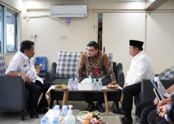Pertemuan tiga bupati di pos pengamanan pertigaan Mengkreng. Foto: Humas