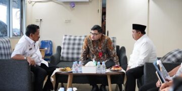 Pertemuan tiga bupati di pos pengamanan pertigaan Mengkreng. Foto: Humas