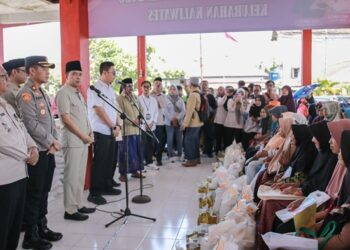 Bupati Jember Muhammad Fawait bersama Kepala Bulog Cabang Jember M Ade Saputra saat menyalurkan bantuan pangan periode Feburari-Maret 2026 di Kelurahan Kaliwates