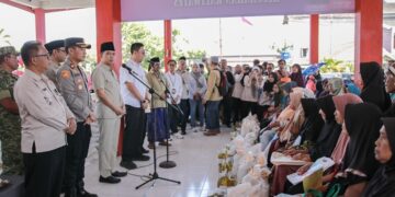 Bupati Jember Muhammad Fawait bersama Kepala Bulog Cabang Jember M Ade Saputra saat menyalurkan bantuan pangan periode Feburari-Maret 2026 di Kelurahan Kaliwates