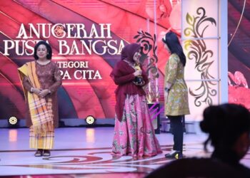 Ketua TP PKK Jember, Ghyta Eka Puspita saat menerima penghargaan Anugerah Puspa Bangsa oleh Kompas Tv