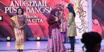Ketua TP PKK Jember, Ghyta Eka Puspita saat menerima penghargaan Anugerah Puspa Bangsa oleh Kompas Tv