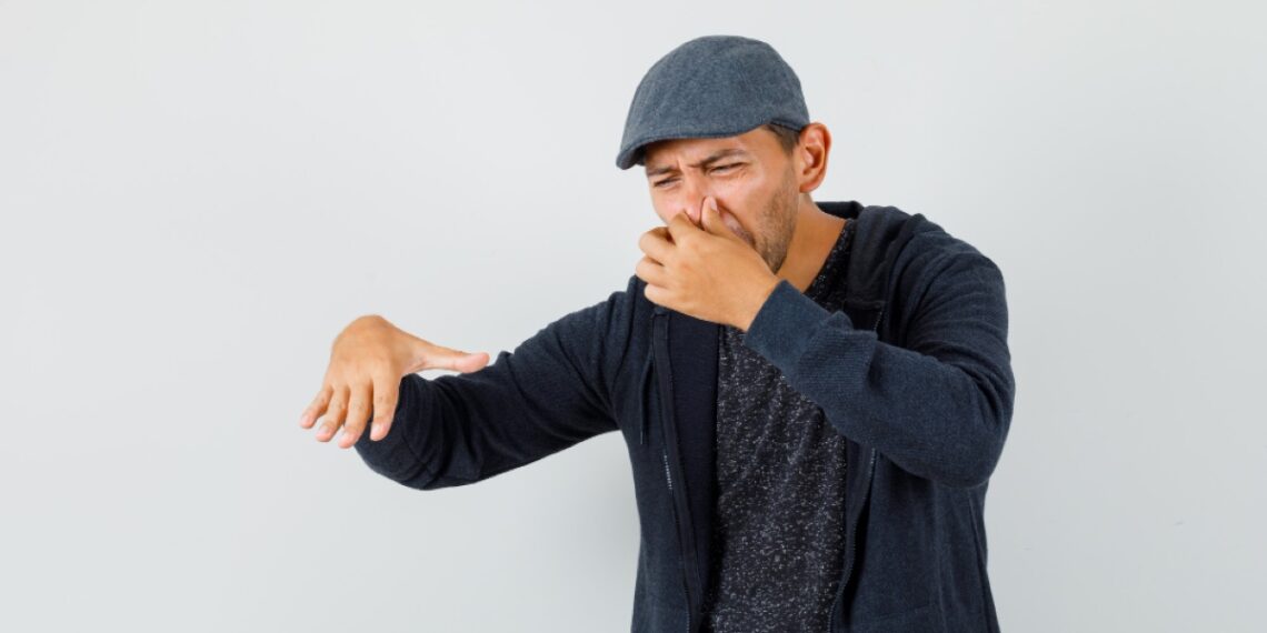 Ilustrasi seseorang mengalami bau badan akibat gangguan metabolisme