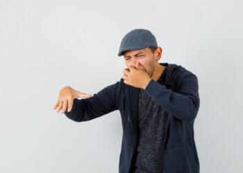 Ilustrasi seseorang mengalami bau badan akibat gangguan metabolisme