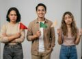 Ilustrasi simbol bendera merah, hijau, beige, dan hitam sebagai tanda hubungan ala Gen Z