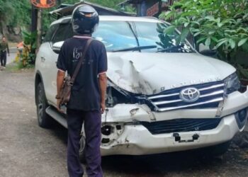 mobil Fortuner tertimpa batu besar di Trenggalek