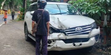 mobil Fortuner tertimpa batu besar di Trenggalek