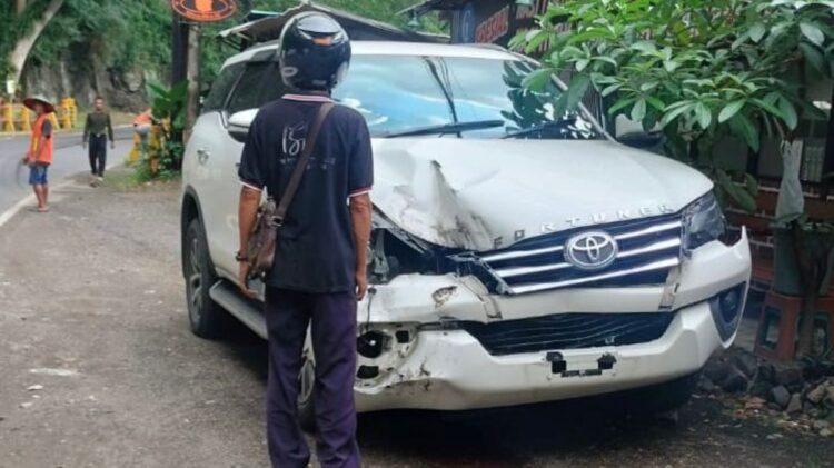 mobil Fortuner tertimpa batu besar di Trenggalek