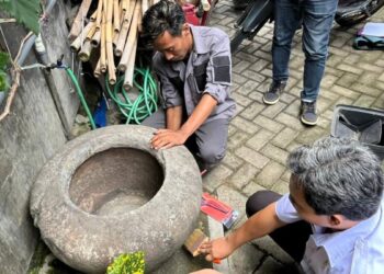 jambangan kuno batu andesit ditemukan di trenggalek bertuliskan 1070 saka