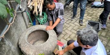 jambangan kuno batu andesit ditemukan di trenggalek bertuliskan 1070 saka