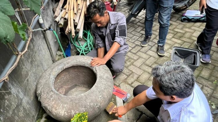 jambangan kuno batu andesit ditemukan di trenggalek bertuliskan 1070 saka