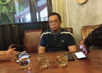 Jatmiko Dwijo Saputro adik Gatut Sunu saat memberikan pernyataan terkait pemeriksaan KPK di Tulungagung