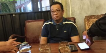 Jatmiko Dwijo Saputro adik Gatut Sunu saat memberikan pernyataan terkait pemeriksaan KPK di Tulungagung