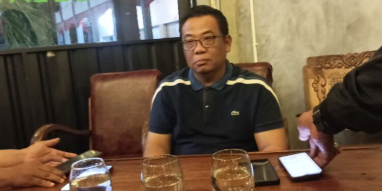 Jatmiko Dwijo Saputro adik Gatut Sunu saat memberikan pernyataan terkait pemeriksaan KPK di Tulungagung