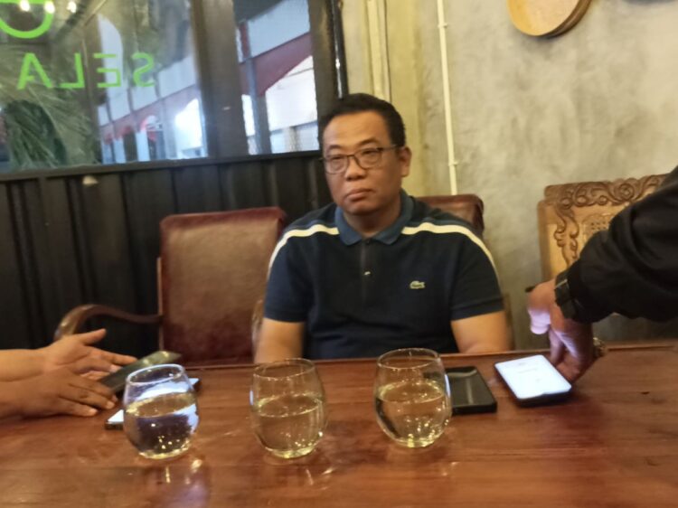 Jatmiko Dwijo Saputro adik Gatut Sunu saat memberikan pernyataan terkait pemeriksaan KPK di Tulungagung