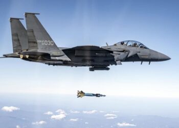 Jet tempur F-15K Korea Selatan terbang dalam formasi latihan di langit Daegu