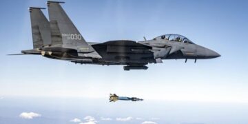 Jet tempur F-15K Korea Selatan terbang dalam formasi latihan di langit Daegu