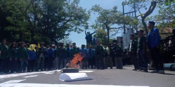 Massa mahasiswa demo di DPRD Tulungagung menuntut pengusutan kasus OTT KPK