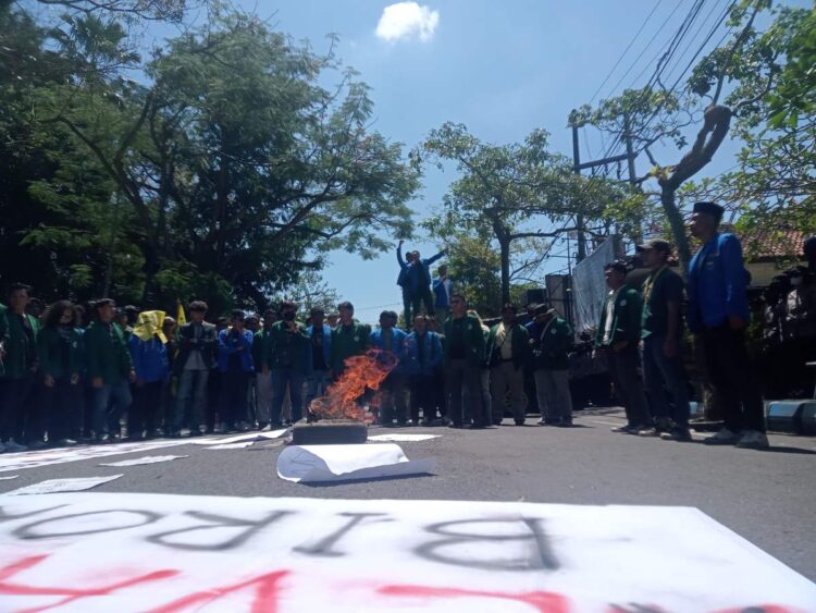 Massa mahasiswa demo di DPRD Tulungagung menuntut pengusutan kasus OTT KPK