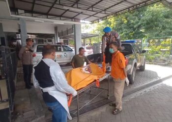 Penemuan mayat pria tanpa identitas di saluran irigasi Jombang dengan garis polisi terpasang