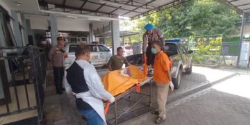 Penemuan mayat pria tanpa identitas di saluran irigasi Jombang dengan garis polisi terpasang